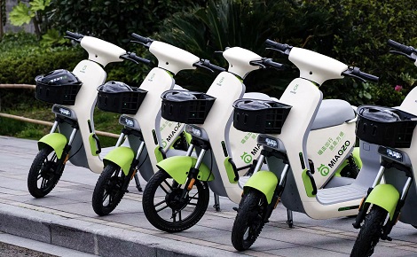 整齊停放在路邊的喵走共享電單車